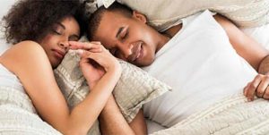 un couple au lit