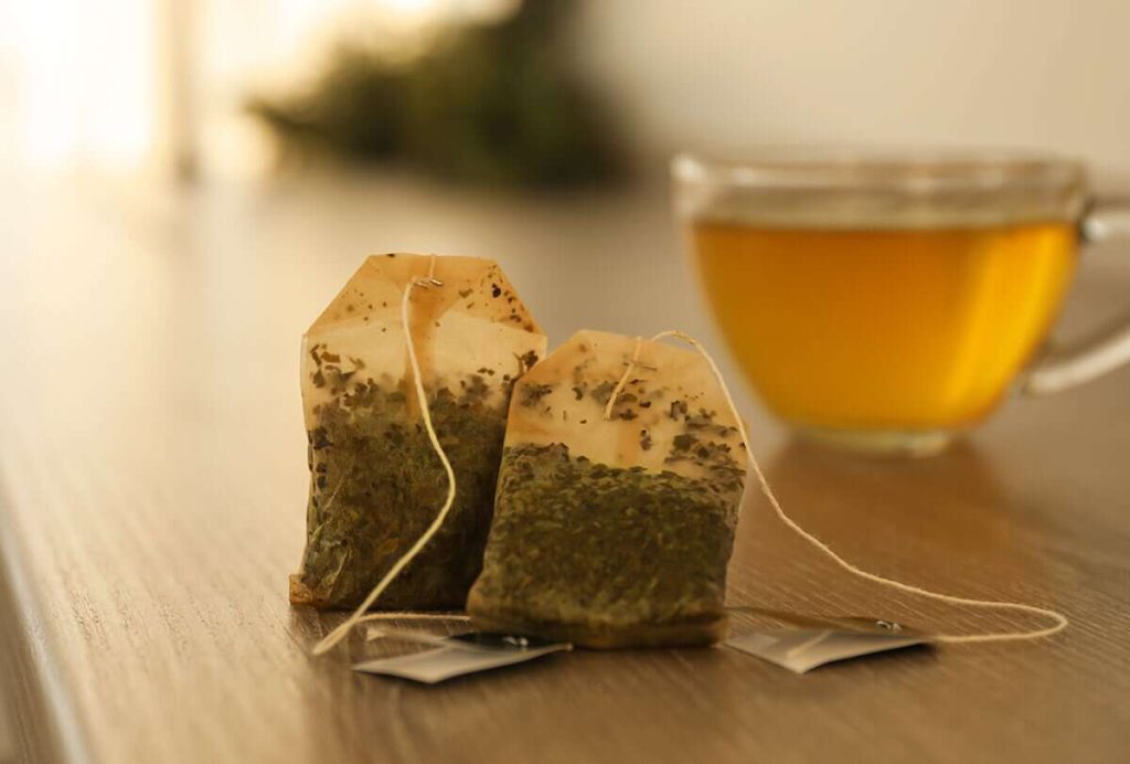 des sachets de thÃ© avec un verre remplit d'eau
