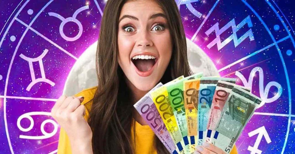 une femme devant un cadre d'astrologie, avec de l'argent en mains, en train de rire