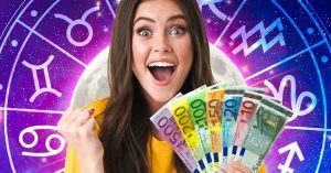 une femme devant un cadre d'astrologie, avec de l'argent en mains, en train de rire