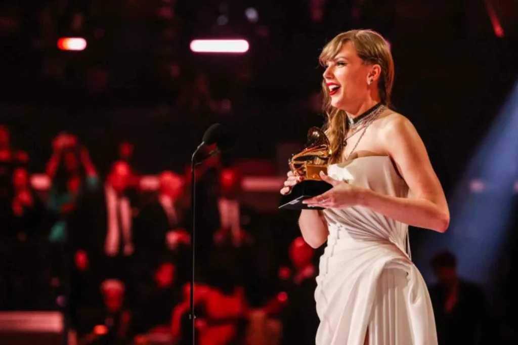 Taylor Swift pour la 4e fois le prix de l'album de l'année aux Grammys Awards, le 4 février 2024. Crédit : John Shearer / GETTY IMAGES NORTH AMERICA / Getty Images via AFP