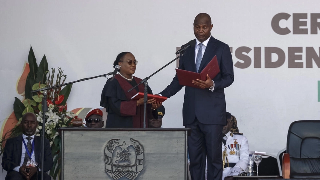 Daniel Chapo prête serment en tant que président du Mozambique sur la place de l'Indépendance Ã  Maputo, le 15 janvier 2025. © Phill Magakoe, AFP (1)