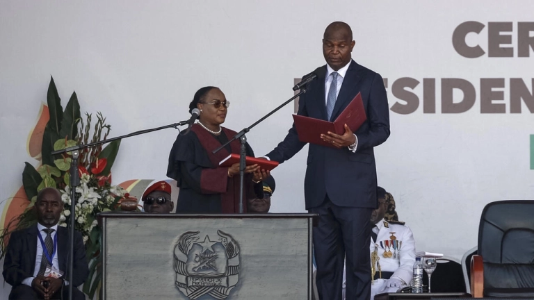 Daniel Chapo prête serment en tant que président du Mozambique sur la place de l'Indépendance Ã  Maputo, le 15 janvier 2025. © Phill Magakoe, AFP (1)