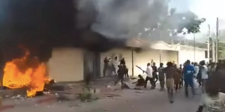 RDCÂ : l&rsquo;ambassade de France attaquée par des manifestants à  Kinshasa