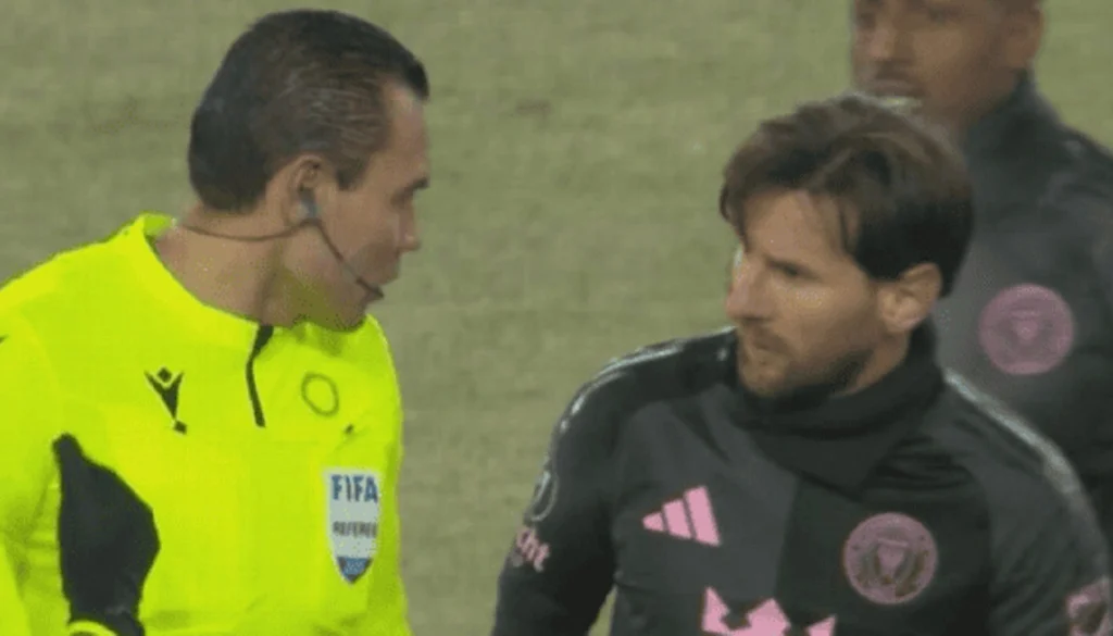 L'arbitre Ortiz Nava et Lionel Messi