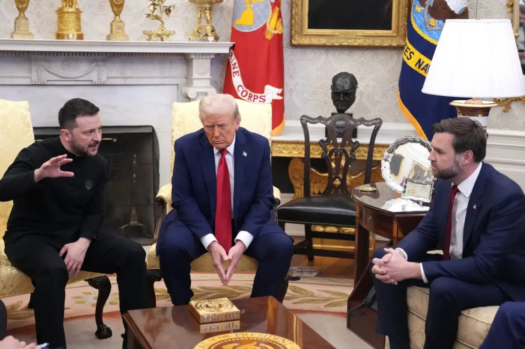 Volodymyr Zelensky, Donald Trump et J.D Vance dans le bureau ovale à la Maison Blanche, vendredi 28 février 2025.