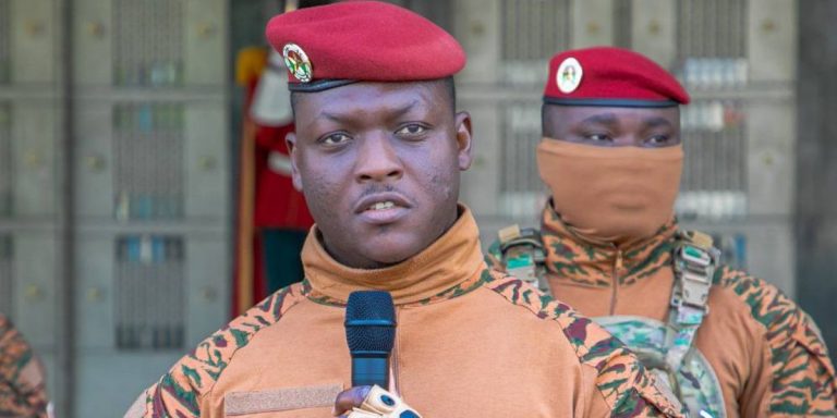 Le Capitaine Ibrahim TRAORÉ, président du Burkina Faso lors de la montée des couleurs nationales