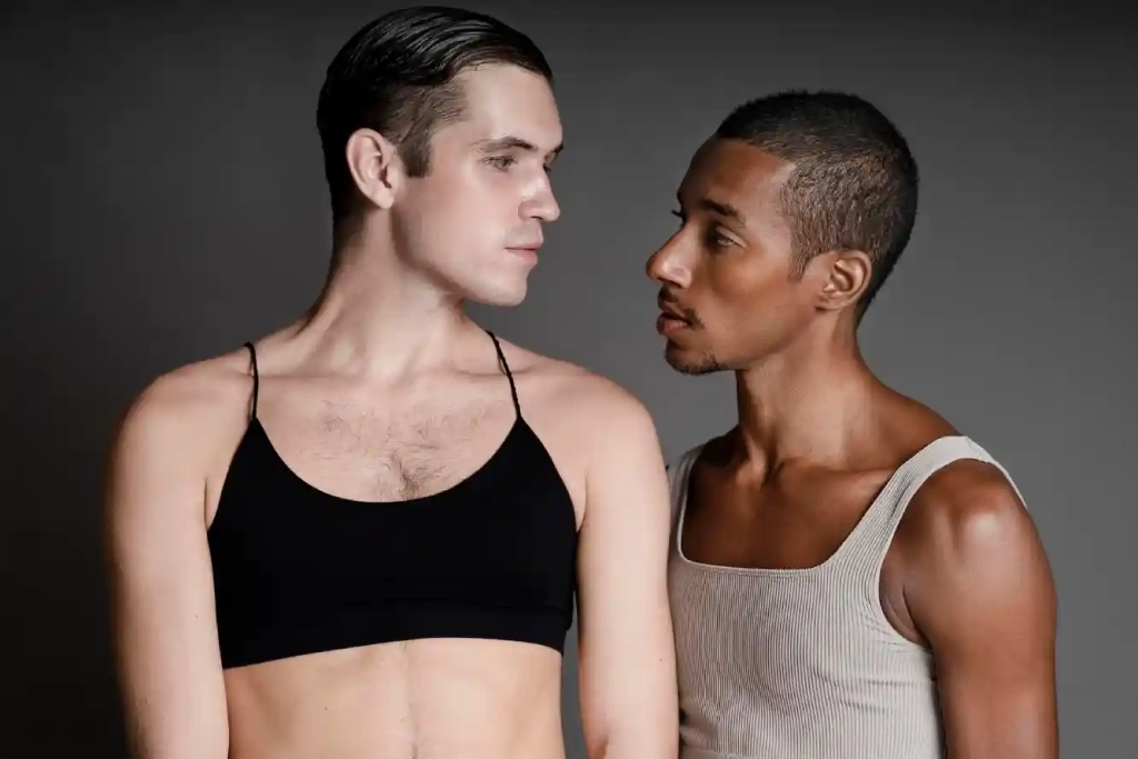 Transgenres de plan moyen posant @ Conçu par Freepik
