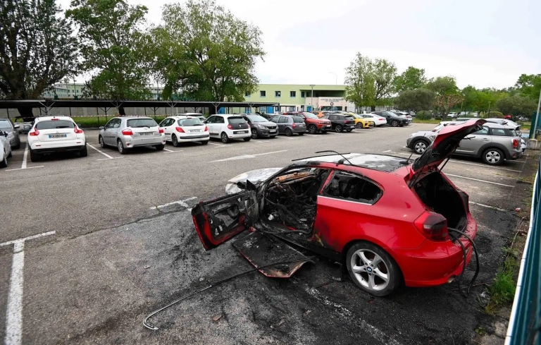 Vers 05h20 mercredi, trois véhicules ont été incendiés devant la prison de Tarascon (Bouches-du-Rhône), sur un parking « isolé, réservé aux personnels, grillagé et à l'accès sécurisé par un digicode », a indiqué le procureur de Tarascon, Laurent Gumbau.