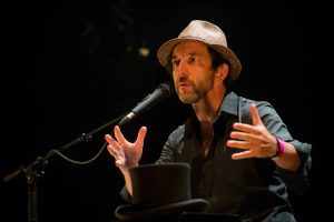 Des hôtels particuliers "inhabités et en ruine" : Arthur H, son enfance dans ce "quartier populaire" à Paris plus si populaire