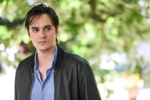Alain-Fabien Delon menacé de mort ? Il débarque au tribunal avec un gilet pare-balles !