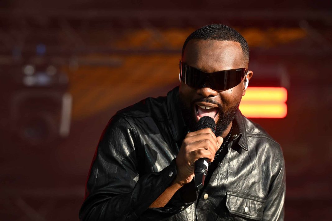 Gims placé en garde à vue : l’artiste interpellé à la sortie de son avion