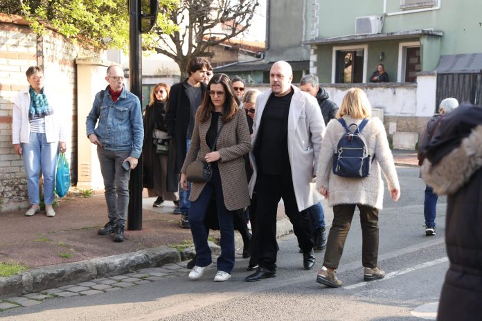 Obsèques de Bruno Salomone : sa femme Audrey soutenue par son ami de longue date, Jean Dujardin, les premières images d’un au revoir