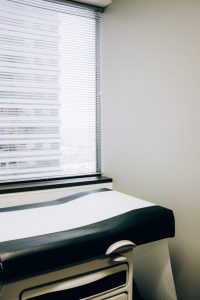 « En état d’excitation… » : un gynécologue accusé de viol par 70 femmes, une ancienne patiente livre un témoignage choc