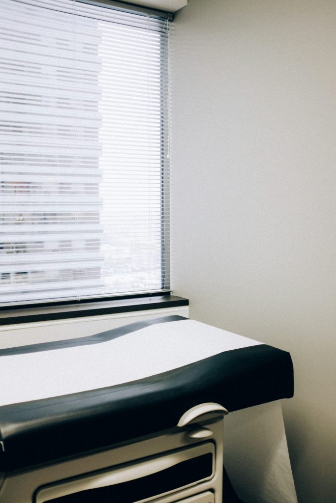 « En état d’excitation… » : un gynécologue accusé de viol par 70 femmes, une ancienne patiente livre un témoignage choc