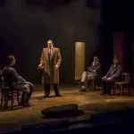 Arnaud Denis sur scène dans Jean Moulin Évangile