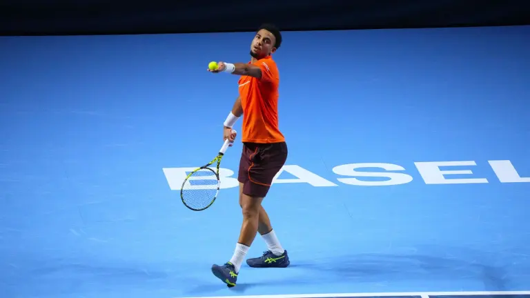 Arthur Fils sur un court de tennis