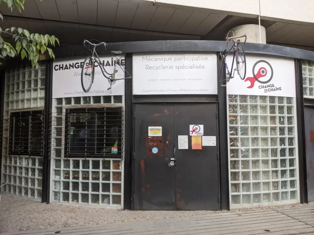 Atelier de réparation de vélos à Lyon