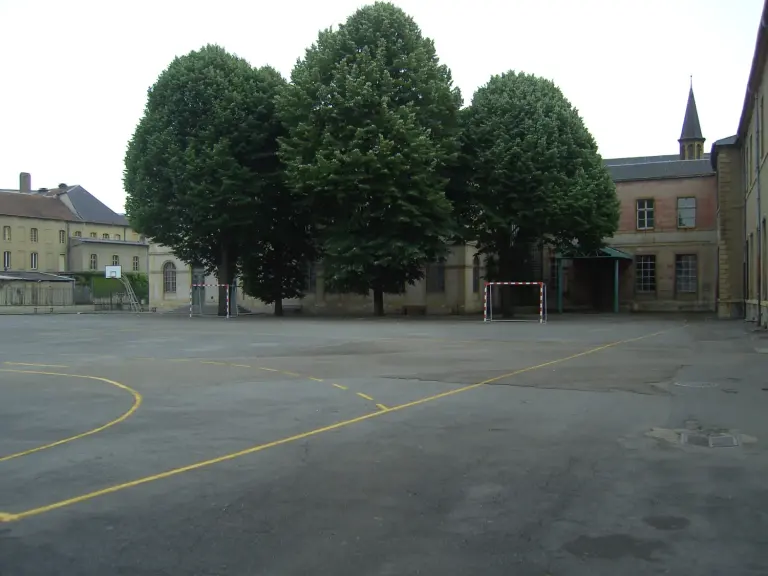 Cour de lycée en France