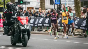 Tigst Assefa lors du marathon de Londres 2024