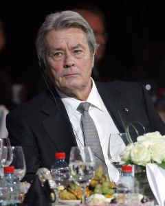 Alain-Fabien Delon souhaite ouvrir la tombe de son père au public et exprime ses remords