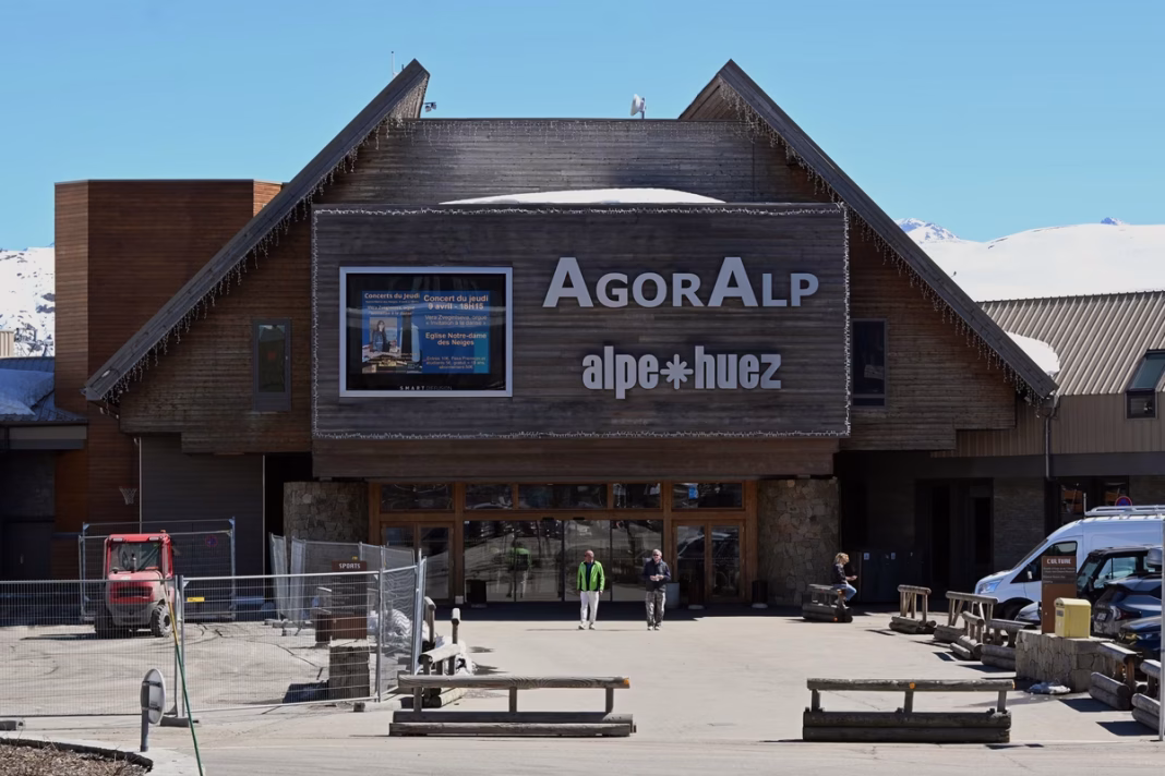 Alpe d'Huez : une expérience de randonnée verticale suspendue au-dessus du lac Besson