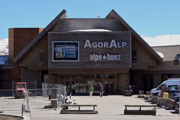 Alpe d'Huez : une expérience de randonnée verticale suspendue au-dessus du lac Besson