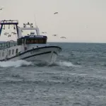 Bateau de pêche français revenant au port