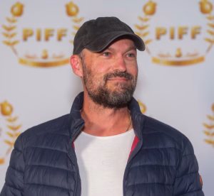 Brian Austin Green révèle avoir été privé de la parole et de la marche par un trouble neurologique