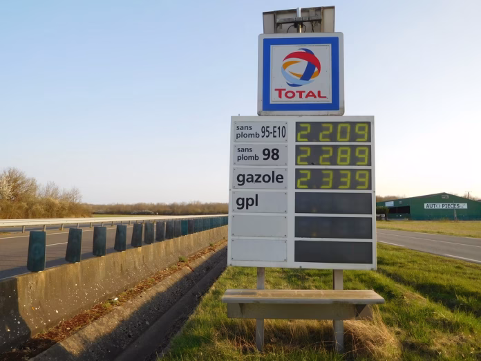 Carburants : l'exécutif écarte le blocage des prix et cible les marges des raffineurs