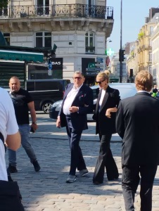 Laeticia Hallyday donne un cours improvisé de français à Aaron Thomas, compagnon de sa fille Jade