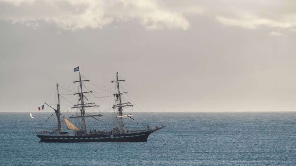 Le célèbre trois-mâts Belem entre en cale sèche pour une rénovation historique à Saint-Nazaire