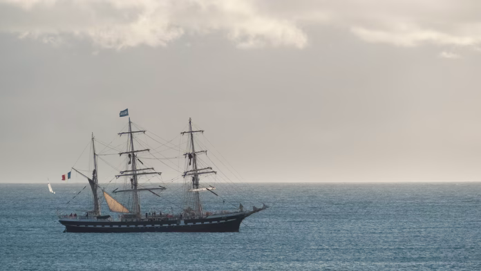 Le célèbre trois-mâts Belem entre en cale sèche pour une rénovation historique à Saint-Nazaire