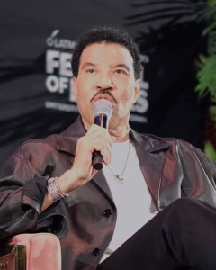 Lionel Richie hospitalisé en soins intensifs à Saint-Louis après un malaise sur scène