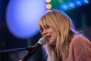 Louane se livre sans détour sur le deuil de ses parents et sa maternité face à des enfants