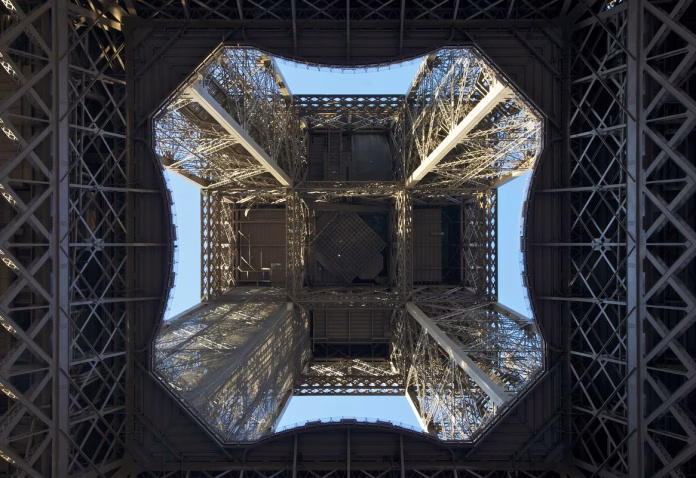 Tour Eiffel : vive controverse et fermeture temporaire après l'éviction sexiste de salariées