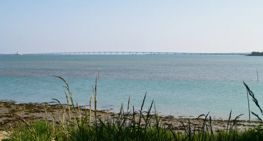 Le pont d’Oléron au-dessus de la mer, photographie d’archive de 2009.