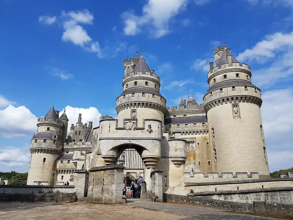 Vue extérieure du château de Pierrefonds dominant la commune de l’Oise