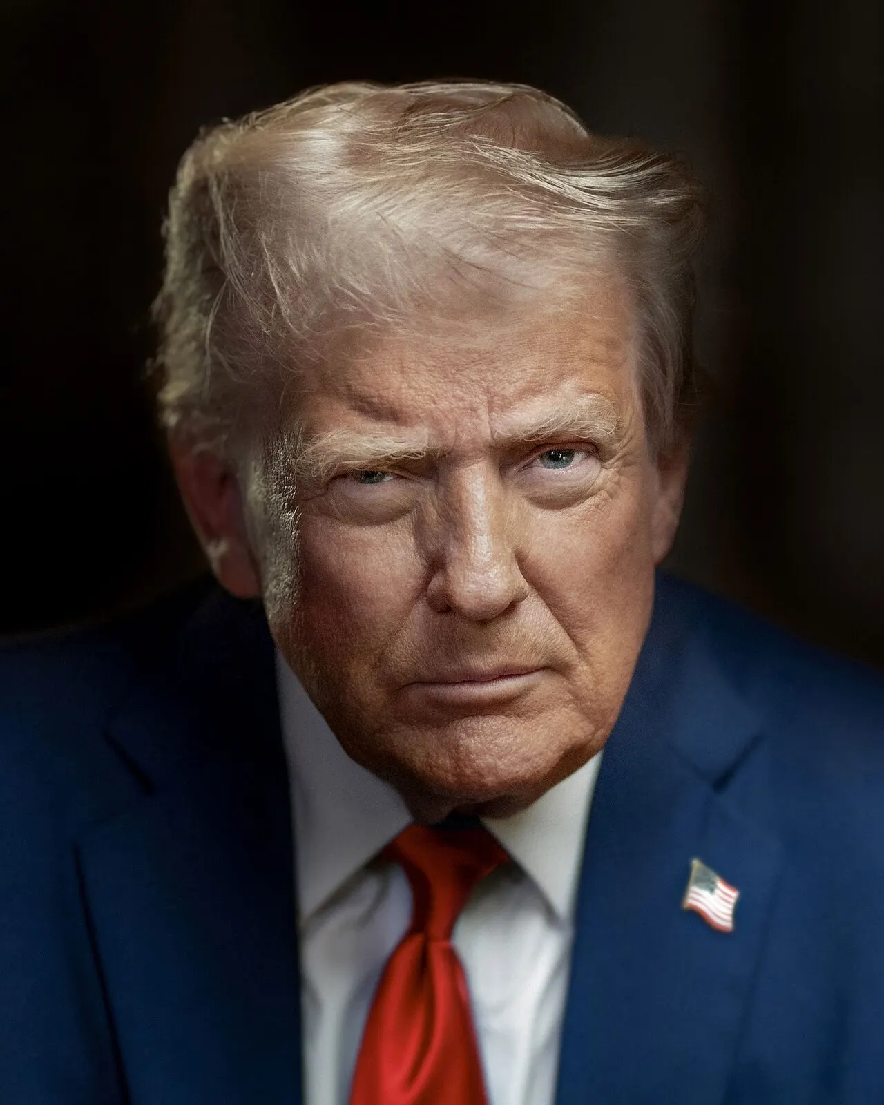 Portrait officiel de Donald Trump en costume bleu et cravate rouge en 2025