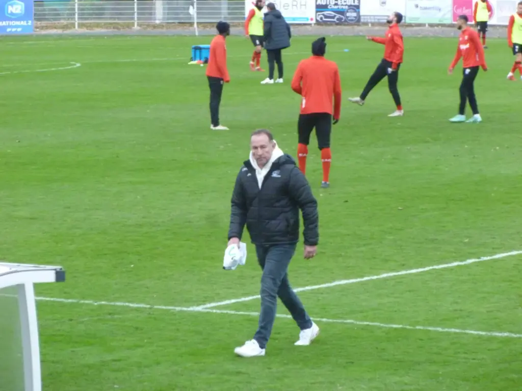 Jean-Pierre Papin au bord du terrain à Chartres en novembre 2021