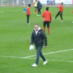 Jean-Pierre Papin au bord du terrain à Chartres en novembre 2021