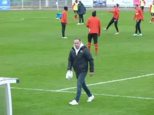 Jean-Pierre Papin au bord du terrain à Chartres en novembre 2021