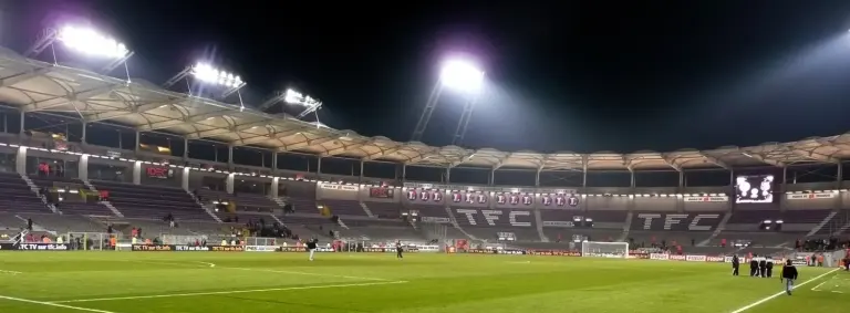 Stadium de Toulouse éclairé de nuit