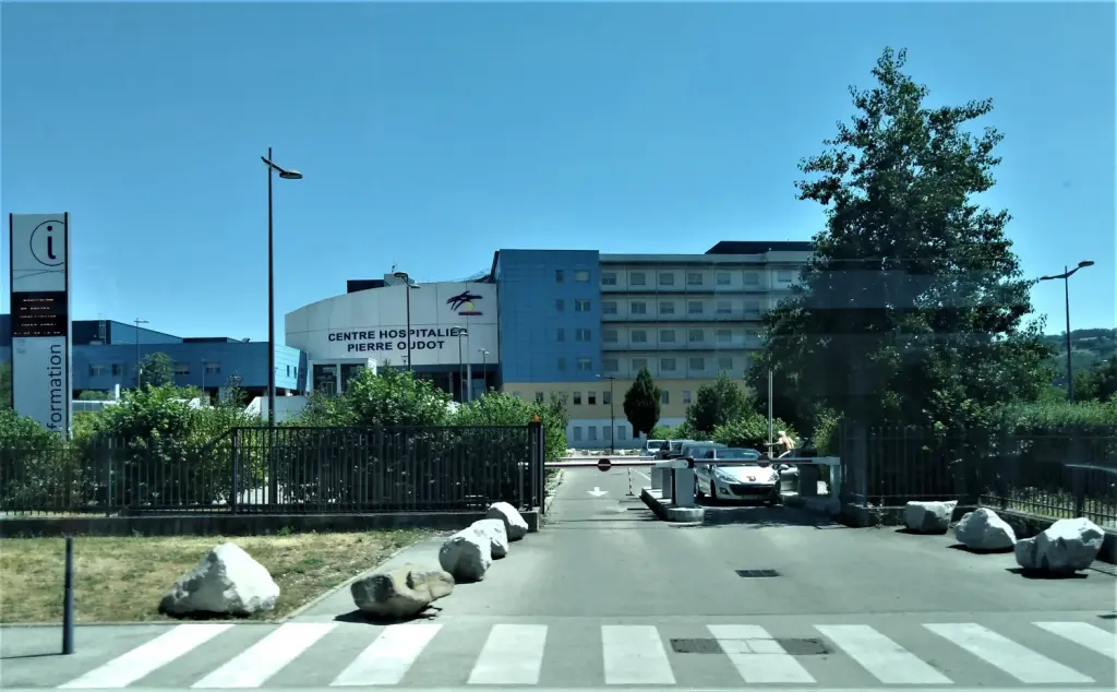 Entrée du centre hospitalier Pierre-Oudot à Bourgoin-Jallieu en juillet 2019