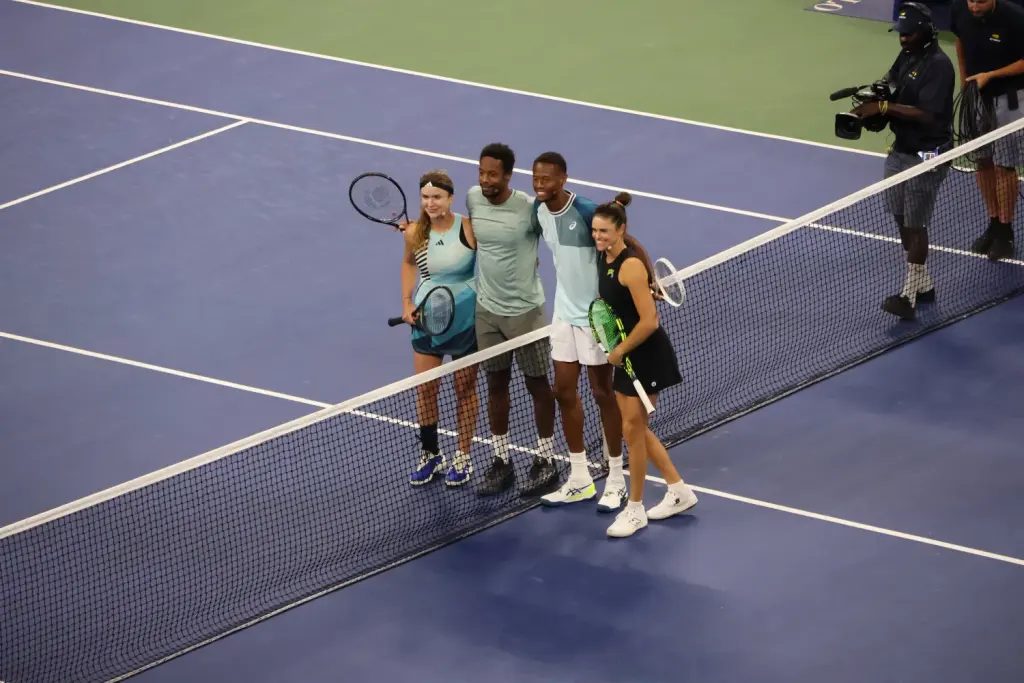 Elina Svitolina et Gaël Monfils au centre d’une photo de groupe à l’US Open 2023
