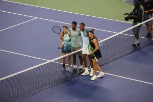 Elina Svitolina et Gaël Monfils au centre d’une photo de groupe à l’US Open 2023