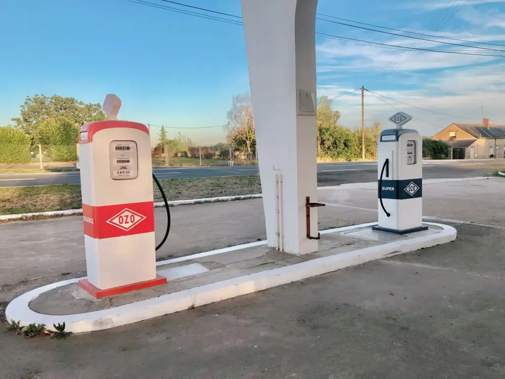 Pompes d’une station-service indépendante en France, photographie d’illustration
