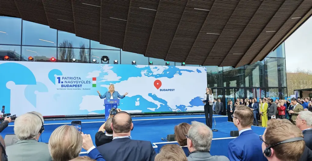 Marine Le Pen prenant la parole lors d'un rassemblement politique à Budapest en mars 2026