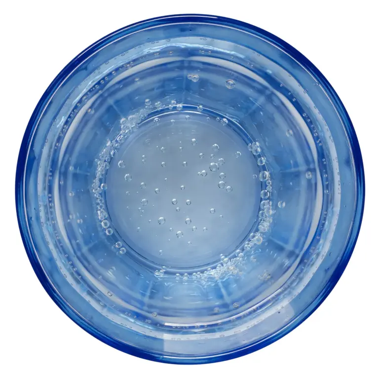 Verre Duralex bleu photographié en archive