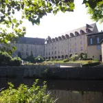 La mairie d’Eymoutiers au bord de la Vienne, photographie d’archive de 2008.